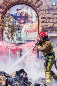 Firemen put out fires in the chaos by Coca Cola’s promotion tent. Photo: Daniel Kindstrand.