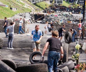 Kiev residents help each other in restoring the Independence Square, Maidan, to its original state. Photo: Daniel Kindstrand.