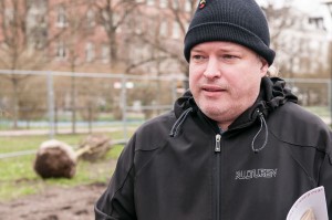 The archeologist Mattias Karlsson from Kulturen in Lund has examined the paving that was found under the Filosofgången in Lundagård park. Photo: Lukas J. Herbers.
